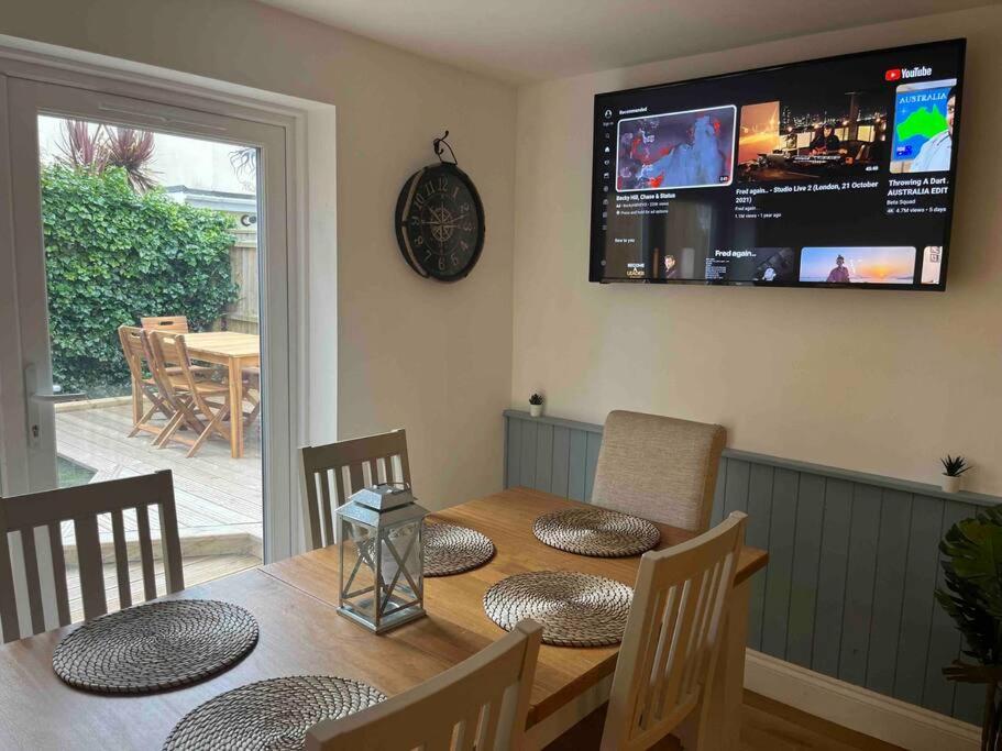Newly Renovated 3 Bedroom Victorian Detached House ボーンマス エクステリア 写真
